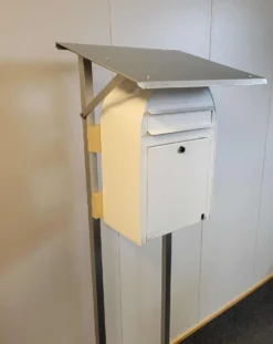 Postilaatikon katos Kikka eri kokoja ja värejä