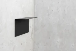 Saippuapumpun pidike Beslag Design Trippel Base, eri värejä