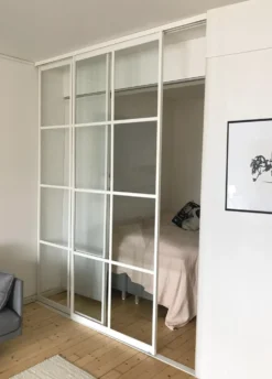 Tilanjakaja/liukuovi Mirror Line Ruudukko valkoinen kahdella ovella korkea malli mittatilaus