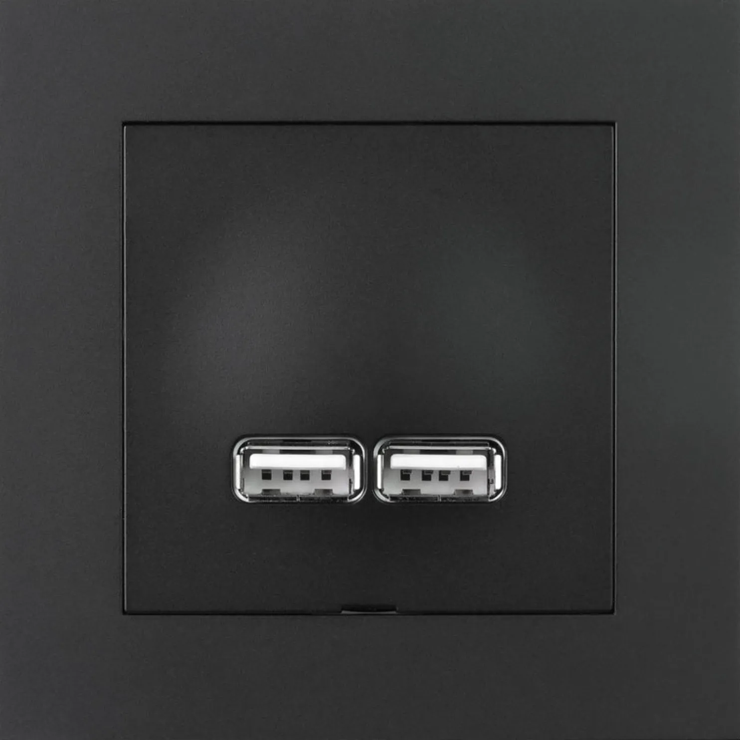 USB-latauspistorasia ELKO Plus 2,1A musta